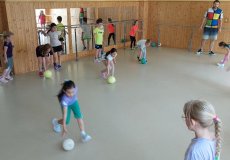 Sportík s trenérem basketbalu