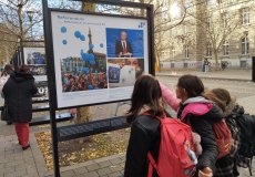 Fotovýstava, v pozadí budova Masarykovy univerzity